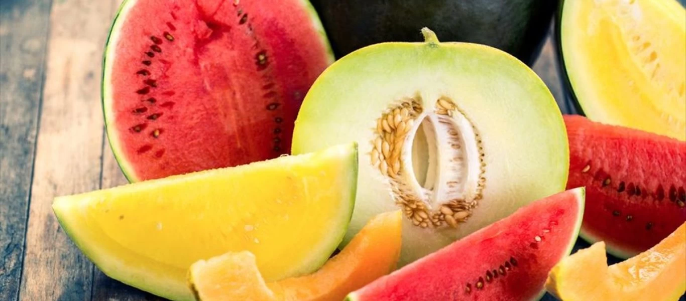 10 τροφές που βοηθούν στο να αντιμετωπίσετε τον καύσωνα